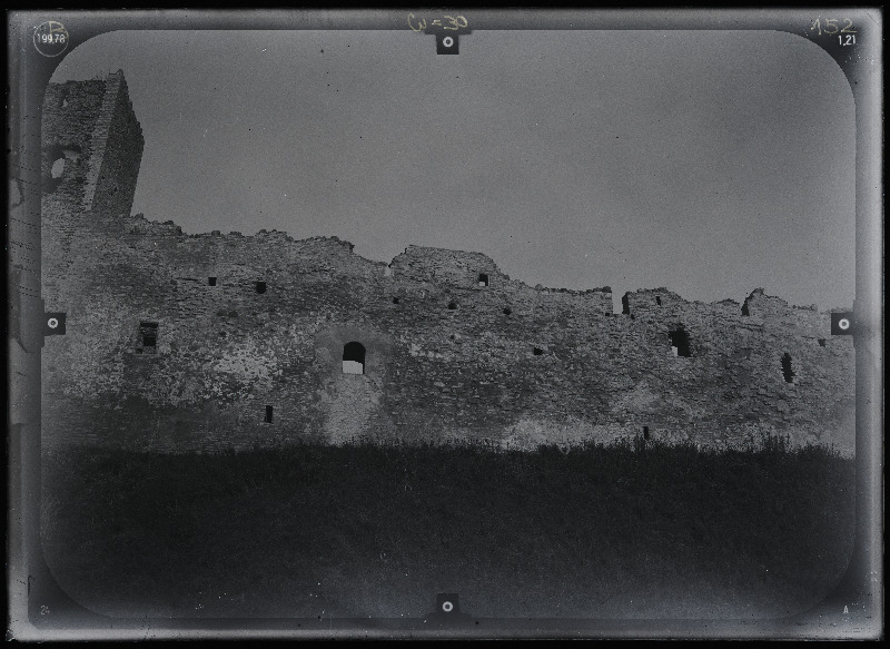 Rakvere, Rakvere linnusevaremed. Rakvere linnuse varemed vallikraaviga. Rakvere linnuse stereofotogramm-meetriline mõõdistamine.