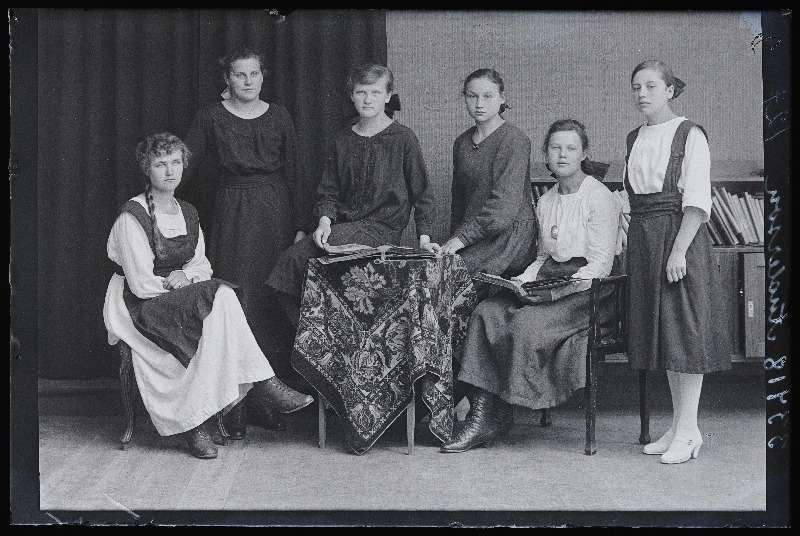 Grupp naisi, (foto tellija Anderson).