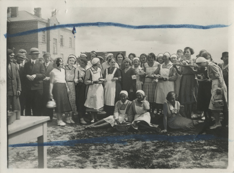 Tartu kesk- ja kutsekoolide abiturientide kaitsevälised õppused 30.05.-07.06.1932, naiskodukaitsjad ja saksa gümnaasiumi õpilased toitu lauale kandmas