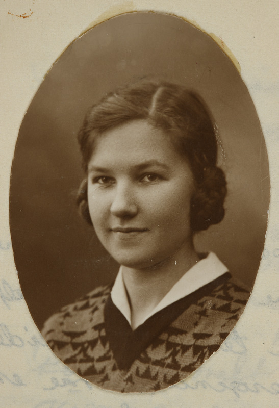 Eesti üliõpilaste seltsi "Veljesto" liige Kristine Põvvat, ovaalne portreefoto