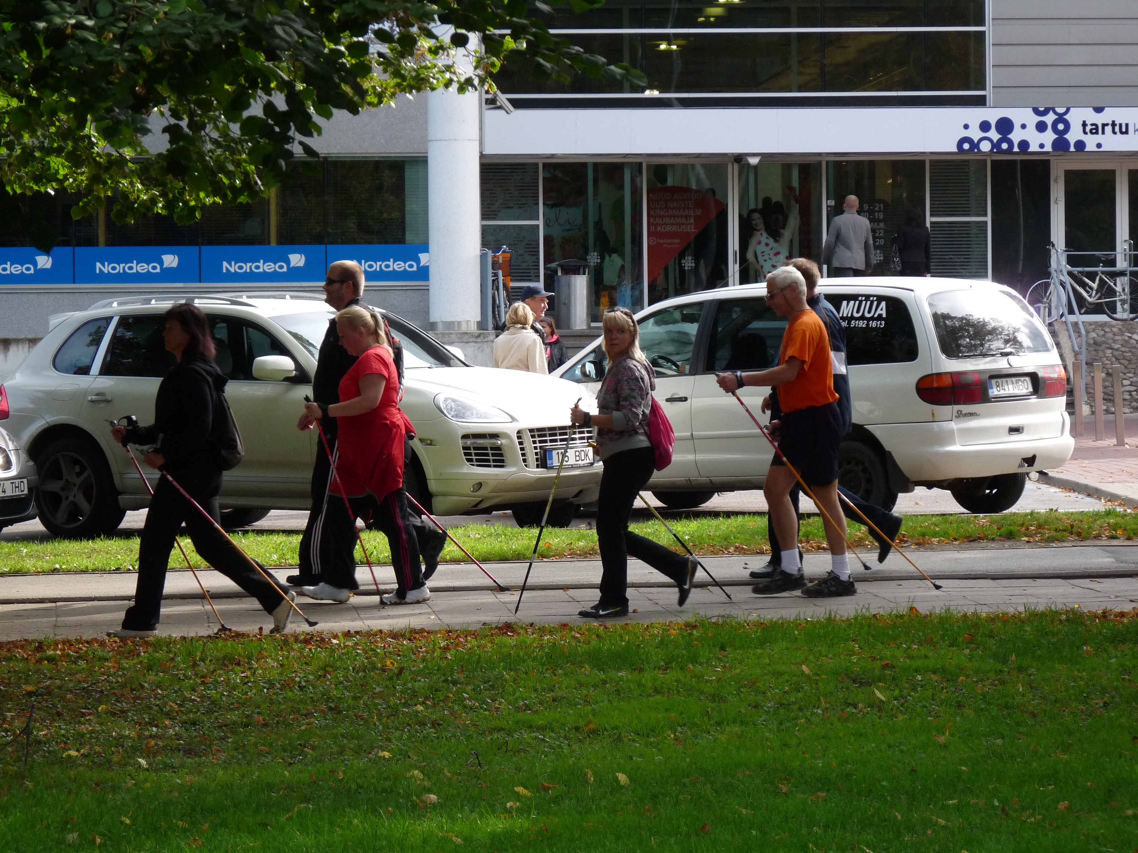 Kepikõndijad Tartu linna tervisepäeval Keskpargi Tartu uue kaubamaja poolses servas, 22. september 2012