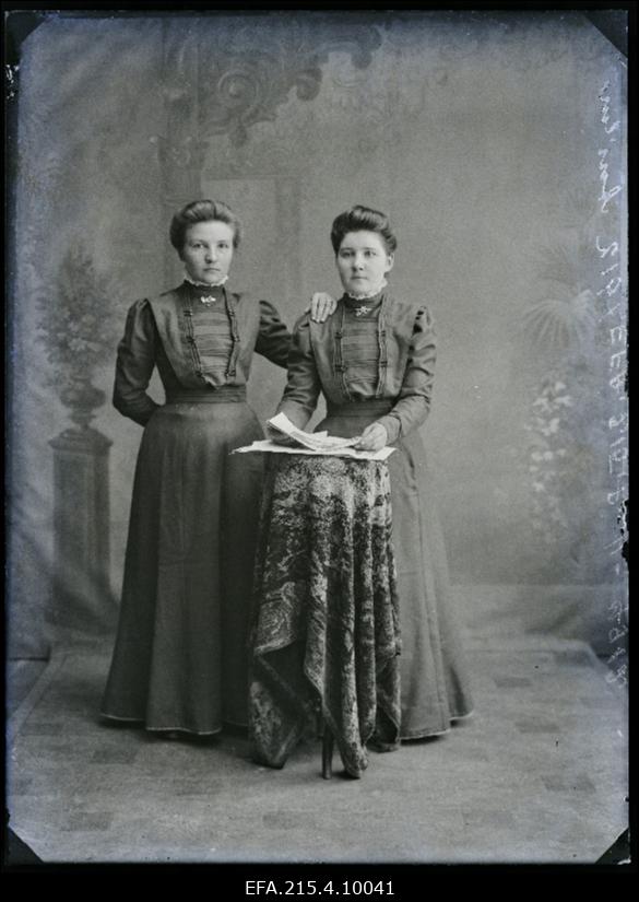 Kaks naist, (foto tellija Äniline).