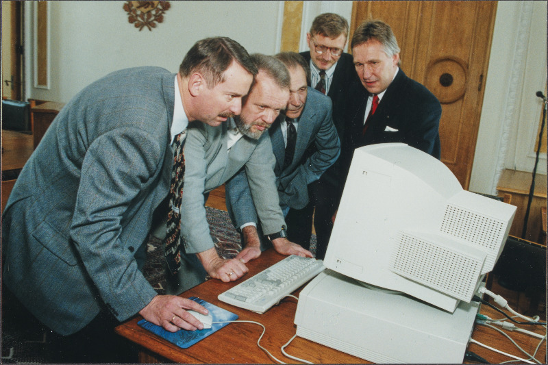 Poliitikud (vasakult): 1.Siim Kallas, 2.Tõnu Tepandi, 4. Paul Lettens, Toomas Savi arvuti juures.