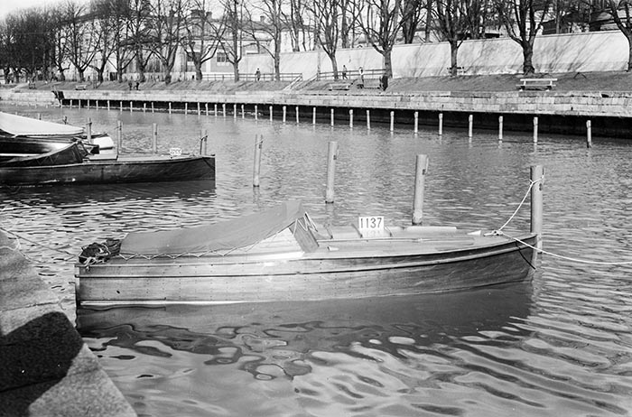 Puinen moottorivene Aurajoessa; Myllymäki 38. Poikolainen.