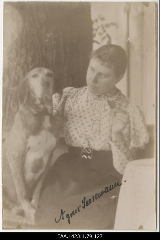 Agnes Seesemann istumas koos koeraga pingil