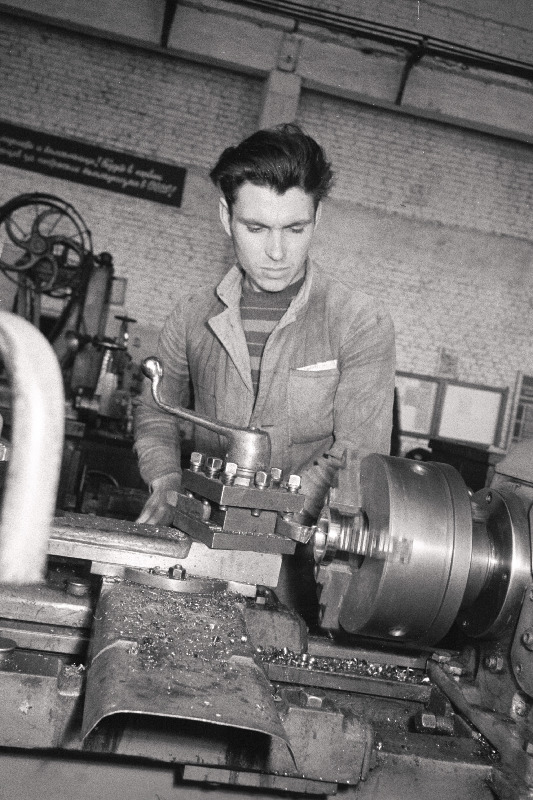 Loksa Laevaremonditehase mehaanikatsehhi parim treial kommunistlik noor Kovaljov oma töö juures.