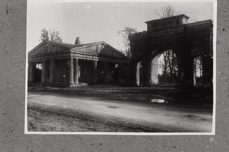 Vaade Raadi mõisa väravale.