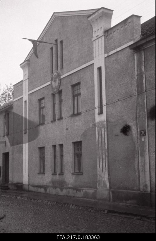 Punalipp Ugala teatrimajal.