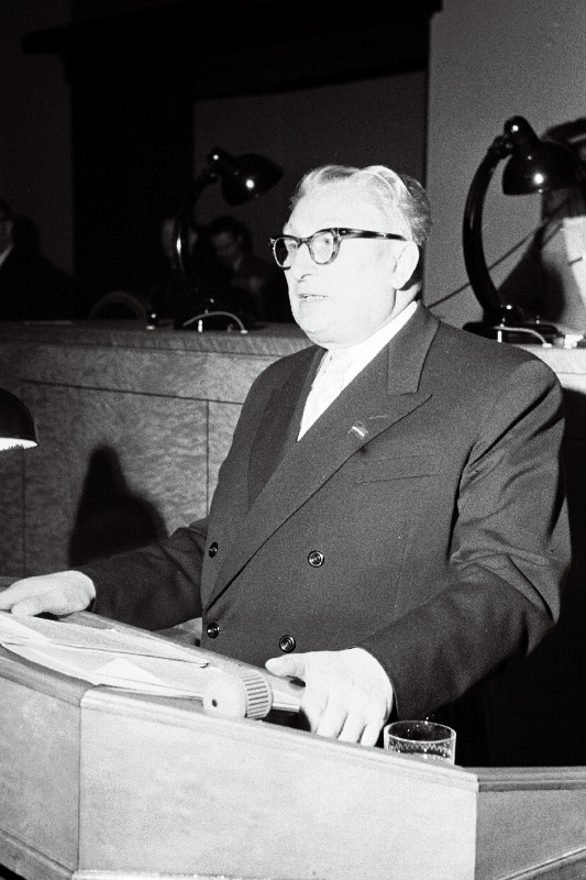 Eesti NSV rahandusminister A. Tihane kõneleb Eesti NSV Ülemnõukogu viienda koosseisu neljandal istungjärgul.