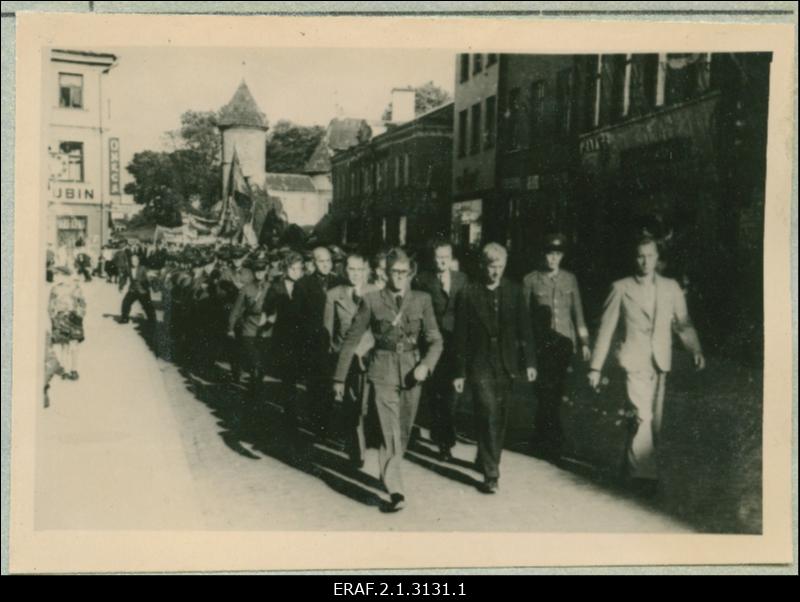 Tallinna töötajate rongkäik liigub pärast miitingut Vabaduse väljakult mööda Viru tänavat Pikale tänavale.
