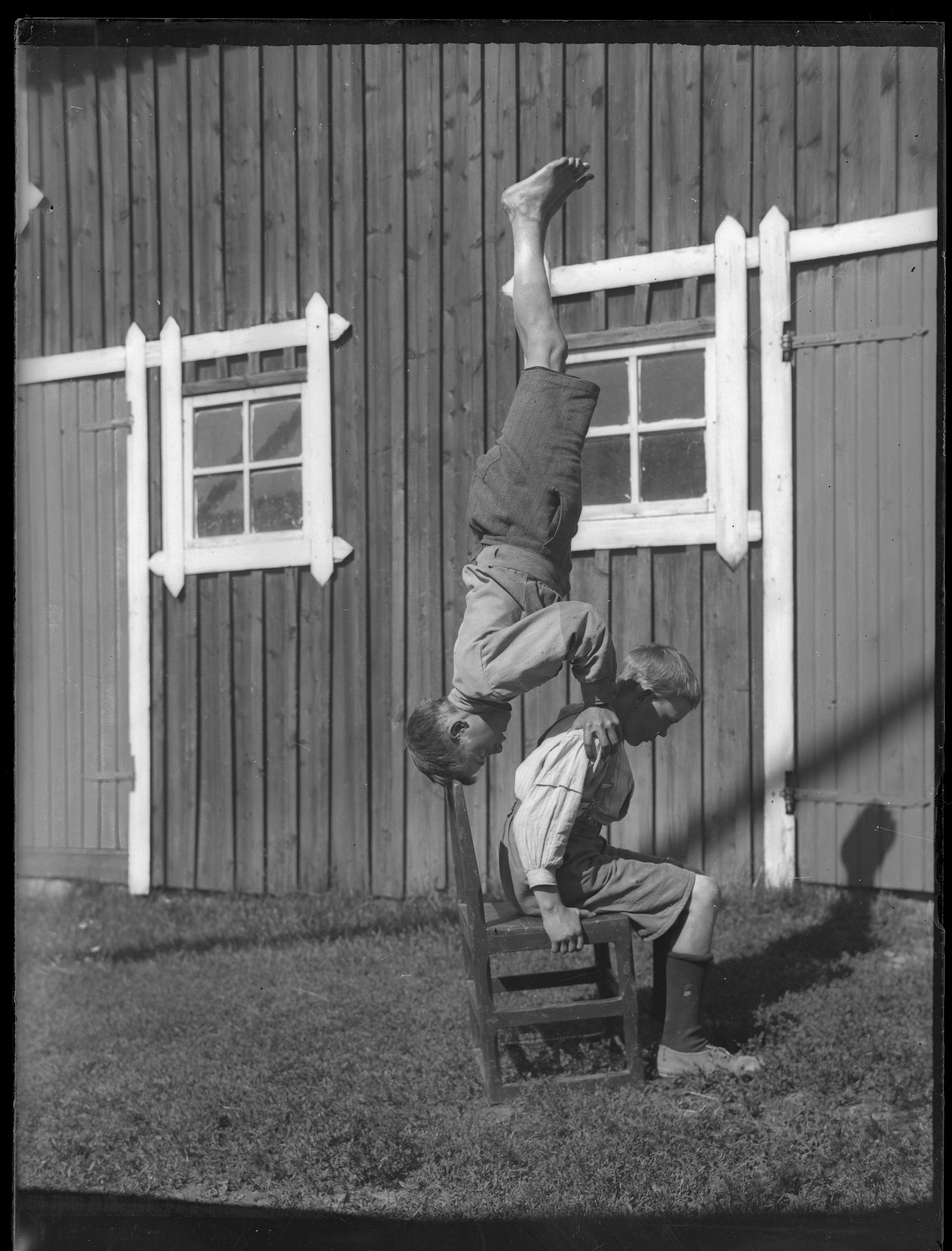 SLS 407 b foto 11 Stå på huvudet på stol‎ (1932)