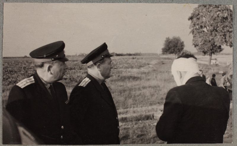 Miilitsatöötajad autoavarii sündmuskohas