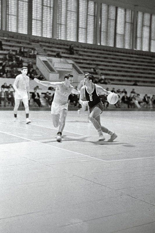 Eesti NSV ja Valgevene NSV korvpallurite vaheline kohtumine NSV Liidu rahvaste V spartakiaadil, palliga Aleksei Tammiste.