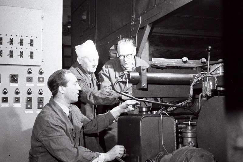 Tallinna Leivakombinaadi elektrik K. Lootus, insener A. Talviste ja lukkseppade brigaadi brigadir V. Saaremäe vooluliini reguleerimas.