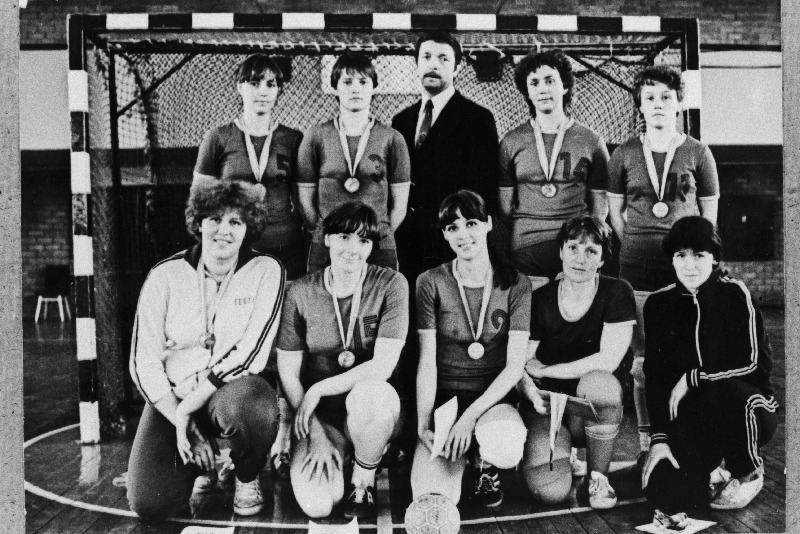 Eesti NSV 1983. a. võrkpallimeister Tallinna Näidislinnuvabriku esindusnaiskond. Esireas vasakult: Irina Jaronskaja, Tatjana Soloveiko, Inna Petrova, Alina Karhu, Svetlana Semjonova; seisavad: Marina Tverdovskaja, Galina Poprovka, treener Valentin Beljajev, Mari-Ann Tihane, Larissa Smirnova.