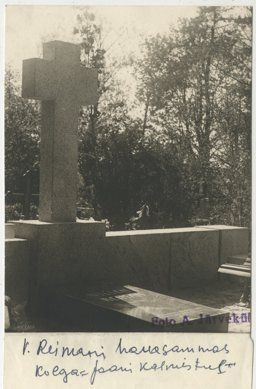 Villem Reimani hauasammas Kolga-Jaani kalmistul