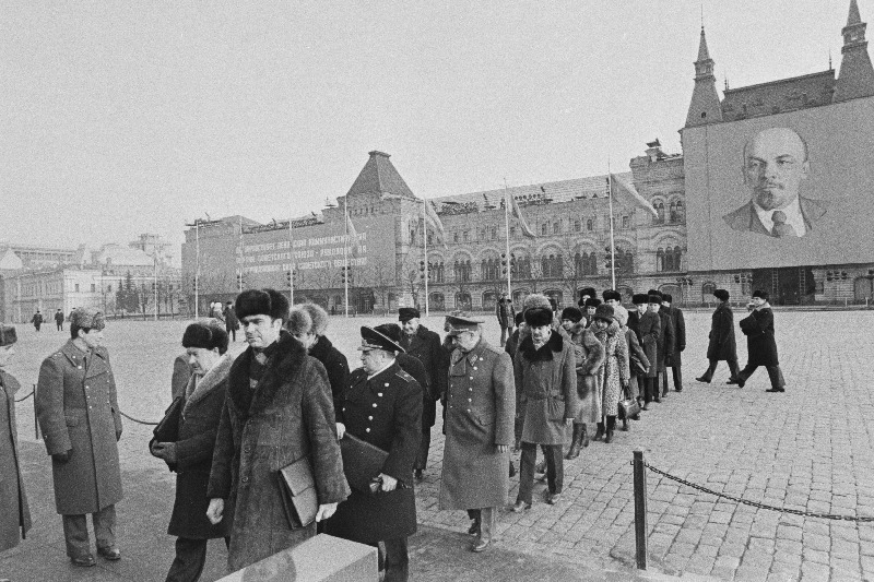 NLKP XXVI kongressi delegaadid Eesti NSV-st suunduvad V.I. Lenini mausoleumi.