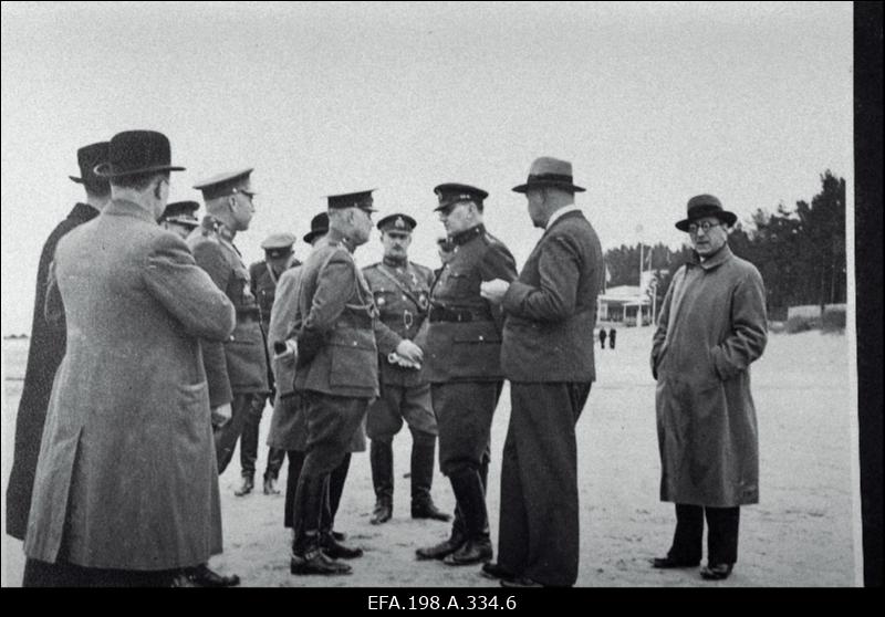 Kaitsevägede ülemjuhatajale kindralleitnant J. Laidonerile Kriuša mälestusmärgi komiteelt. Fotosid Kriuša mälestusmärgi avamiselt. Narva -Jõesuu rannahoone sisseõnnistamine.