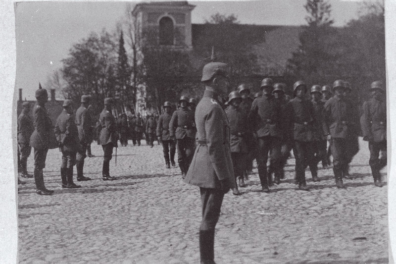 Saksa idavägede ülemjuhataja kindralfeldmarssal Baieri prints Leopold (taustal, lühem mees) vastu võtmas sõjaväeparaadi
