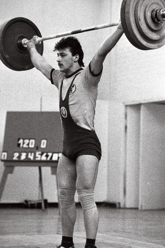 Eesti NSV tõstemeistrivõistlustel kergekaalus võitjaks tulnud Aleksandr Popov Narvast.