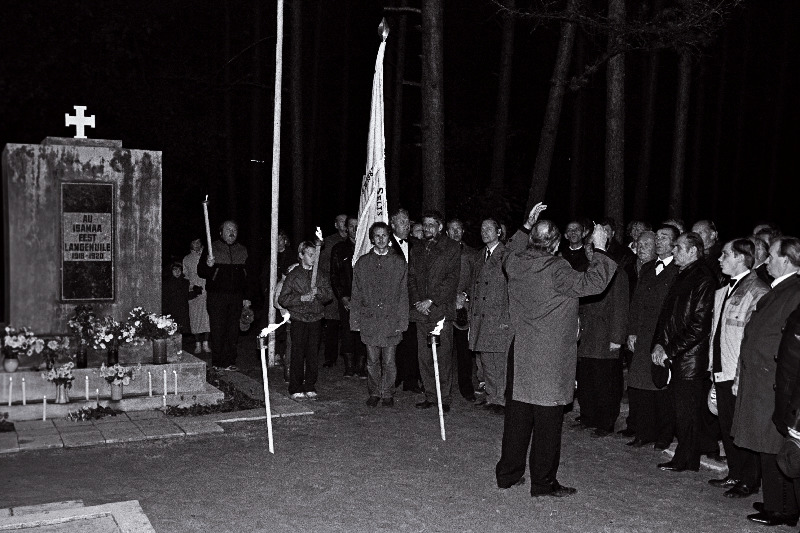 Muinsuskaitseklubide VIII kokkutulek, mälestamine Võru kalmistul.