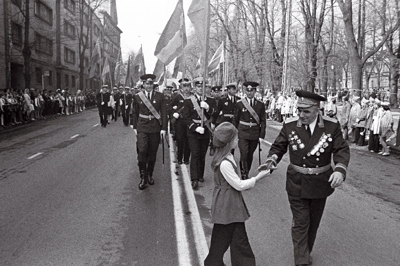 Sõjaväeosad fašismi üle saavutatud võidu 30.aastapäeva tähistamise rongkäigus.