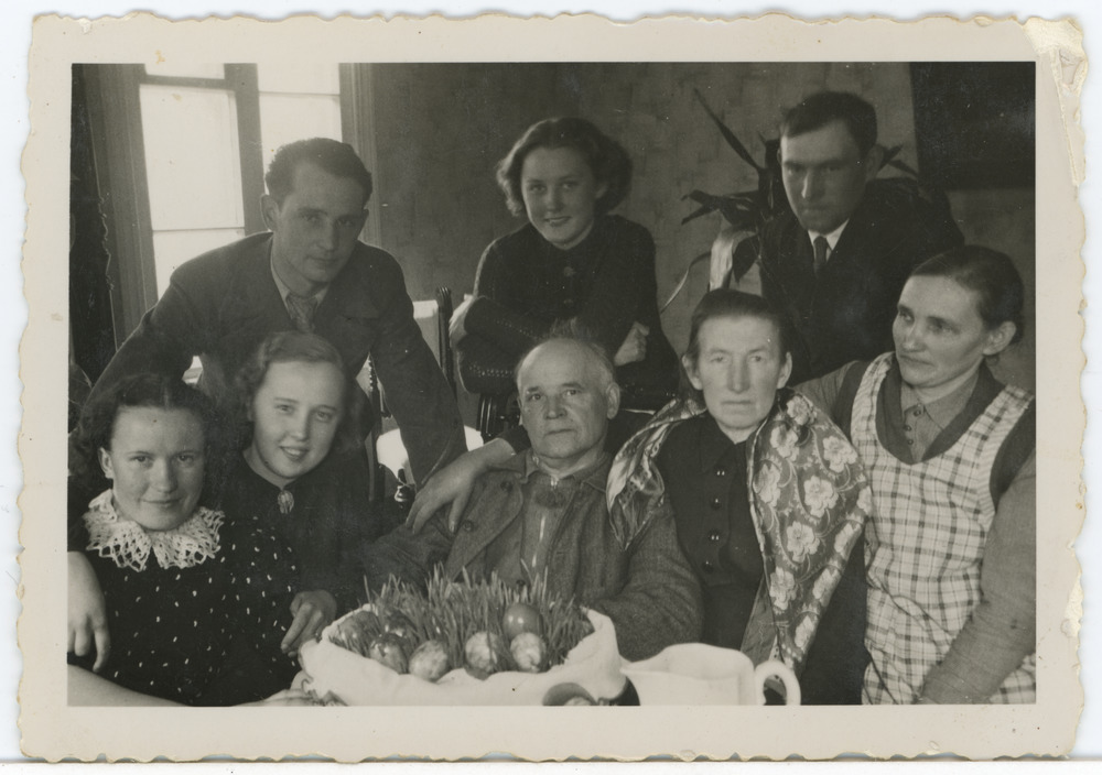 Grupp inimesi laua taga istumas, esireas vasakult esimene rSalme Maling (Maimre)