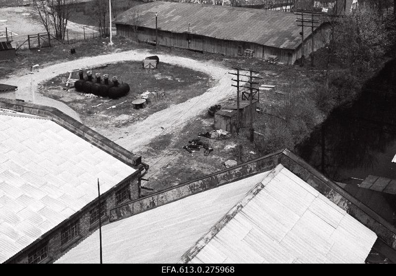 Vaade hoonetele Pärnu jõel asuva Sindi paisu juures.