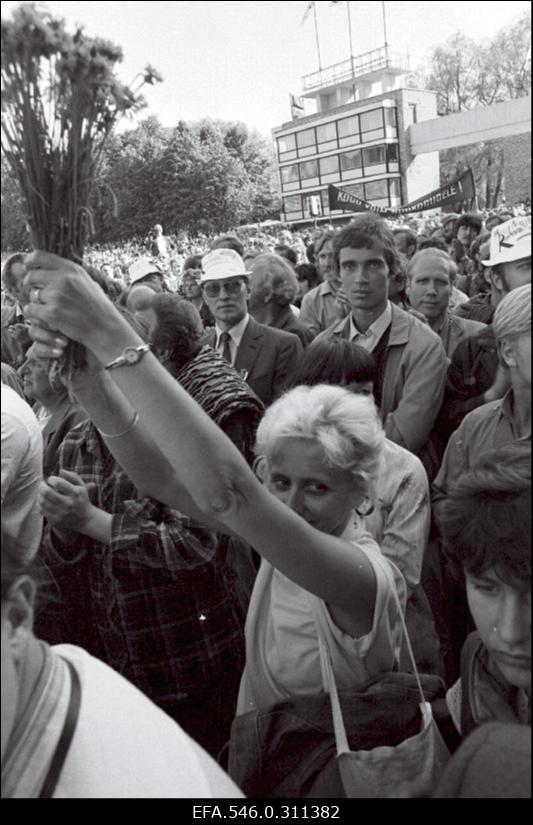 Delegatsioon lauluväljakul.