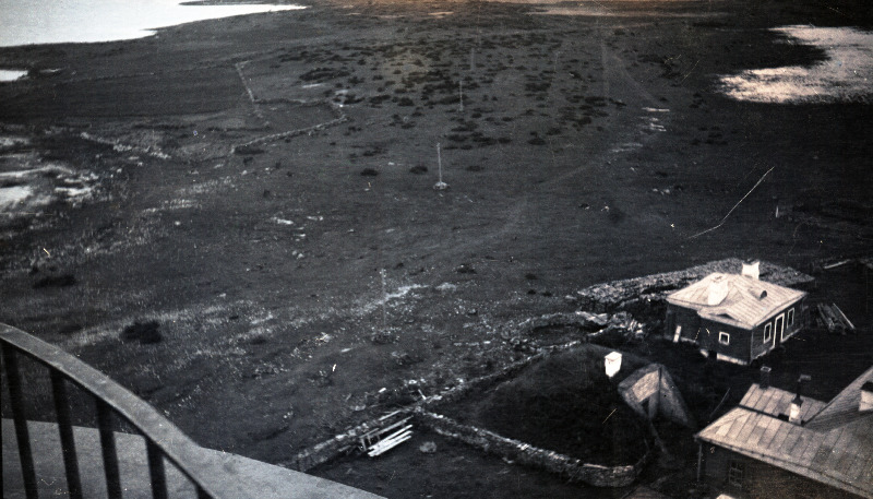 Vaade [tule?]tornist maastikule rannajoone ja talukompleksiga