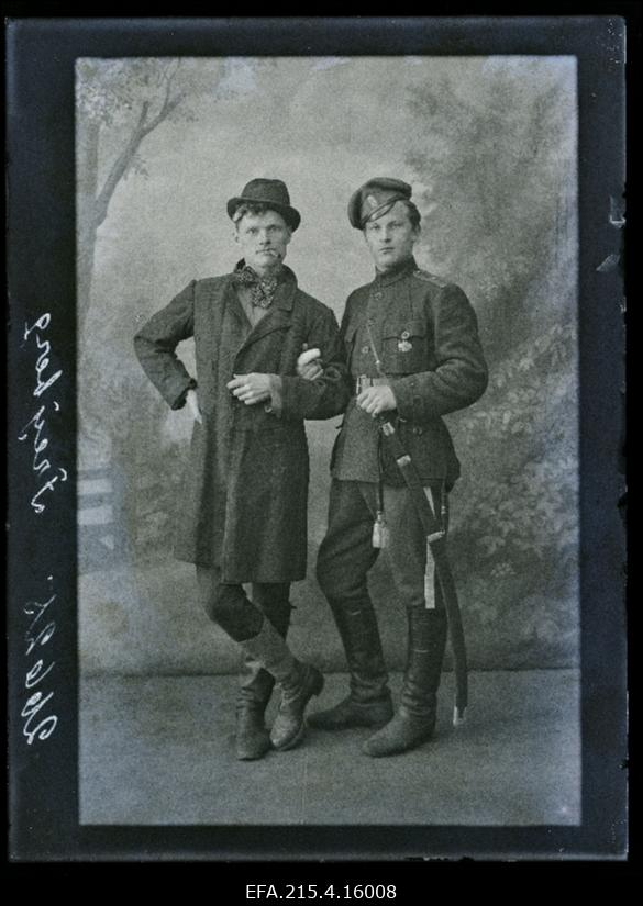 Sõjaväelane ja tsiviilisik, (foto tellija Freyberg).