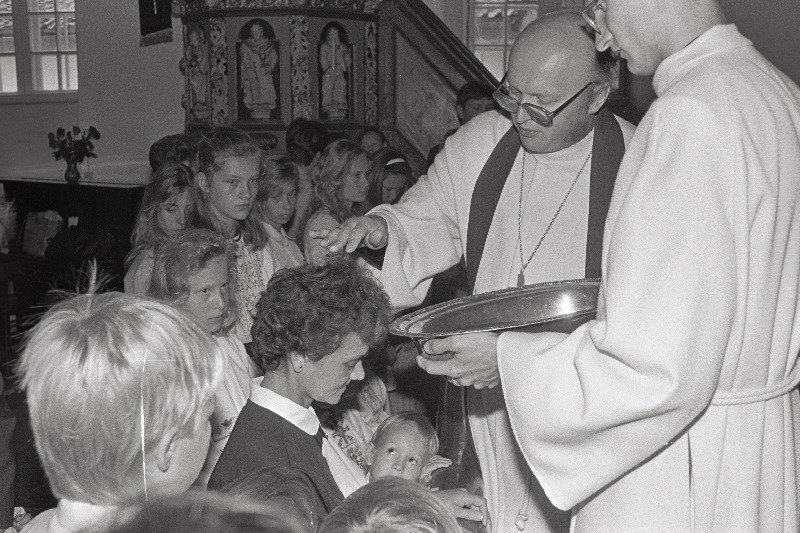 Ristimistalitust Jaani kirikus toimetavad pastor Tiit Salumäe ja usuteaduse üliõpilane Peeter Paenurm.