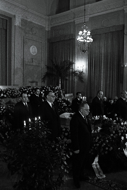 EKP Keskkomitee asjadevalitseja Vladimir Altini matusetalitus Poliitharidusmajas. Esiplaanil paremalt 1. EKP Keskkomitee esimene sekretär J. Käbin, 2. EKP Keskkomitee teine sekretär K. Lebedev.