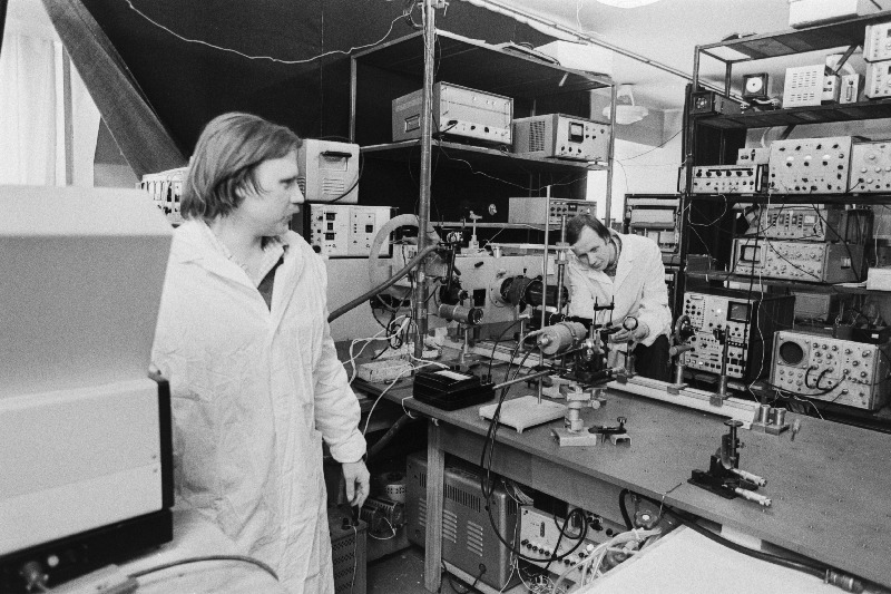 Eesti NSV TA Füüsika Instituudi nooremteadur Jevgeni Berik (vasakul) ja vanemteadur, füüsika-matemaatikakandidaat Ilmo Sildos laserspektroskoopia sektori laboratooriumis katset läbi viimas.