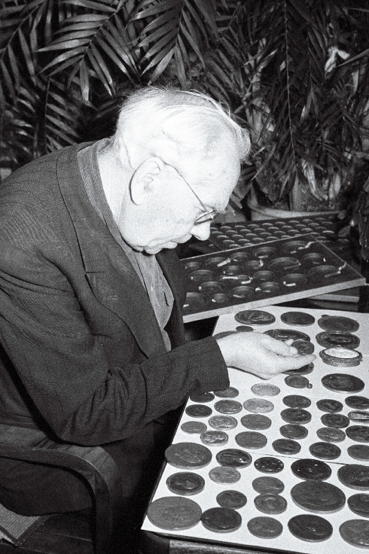 Numismaatik A. Rebane vanade müntidega.