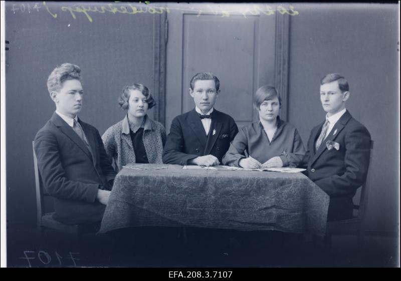 Paide Noorsooliidu näiteringi juhatus 1927/28. Vasakult: Paul Vihalem (näitejuhi abi), õpetaja M. Priideman (näitejuht), Gustav Must (esimees), Hilda Tamm (sekretär) ja Valter Moon (inspitsient).