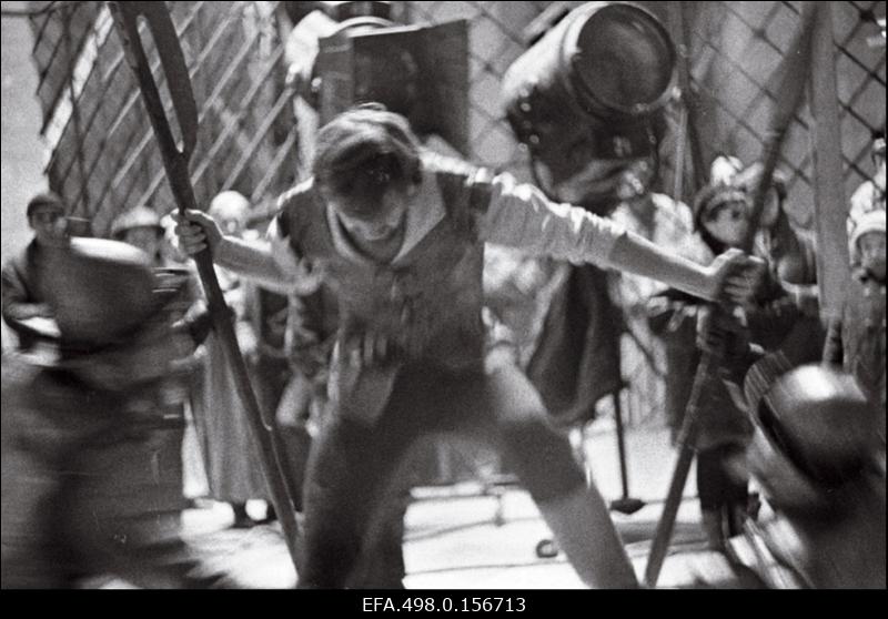 Stuudio “Tallinnfilm” mängufilmi “Viimne reliikvia” filmimine. Keskel Gabrieli osatäitja Aleksandr Goloborodko.