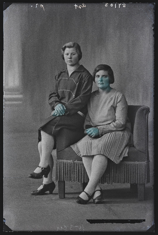 Kaks naist, (foto tellija Ast).