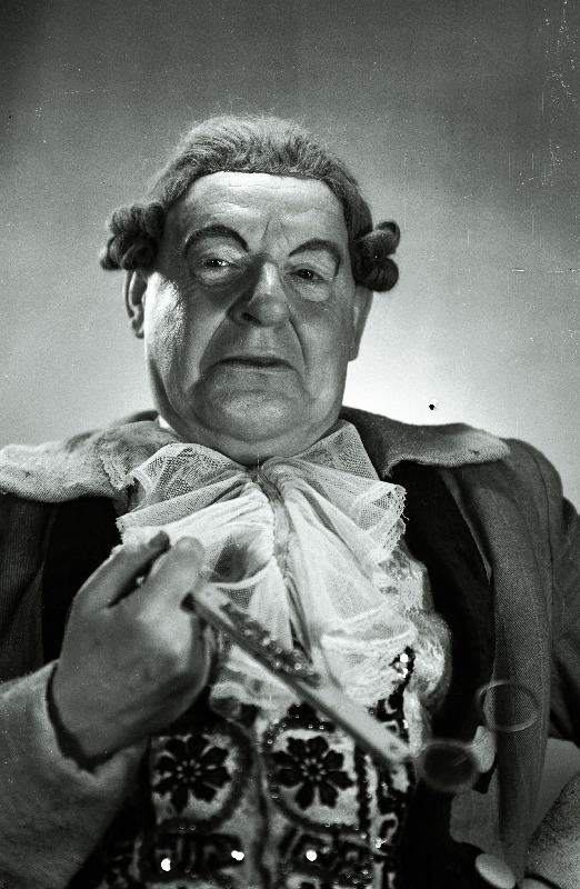 V. Kingissepa nimelise TR Draamateatri näitleja Arno Suurorg Skotinini osas D. Fonvizini komöödias Äbarik.