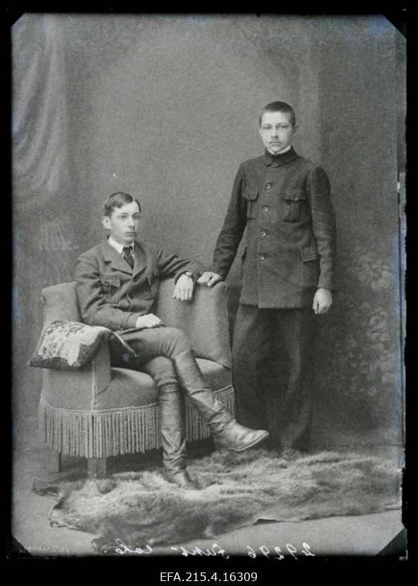 Kaks noormeest, (foto tellija Fuks).