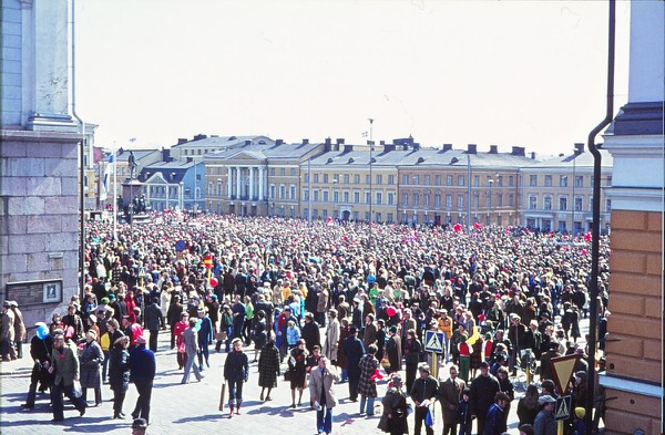Vasemmiston väenpaljoutta Senaatintorilla vappuna.
