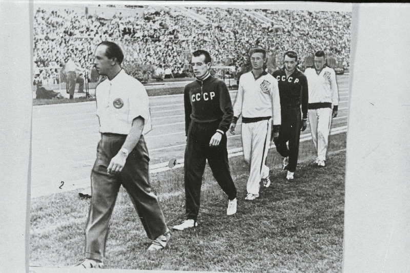 NSV Liidu - USA maakonnavõistlustest osavõtjad 10000 m jooksjad sammuvad kohtuniku järel stardipaigale. Ees Lembit Virkus.