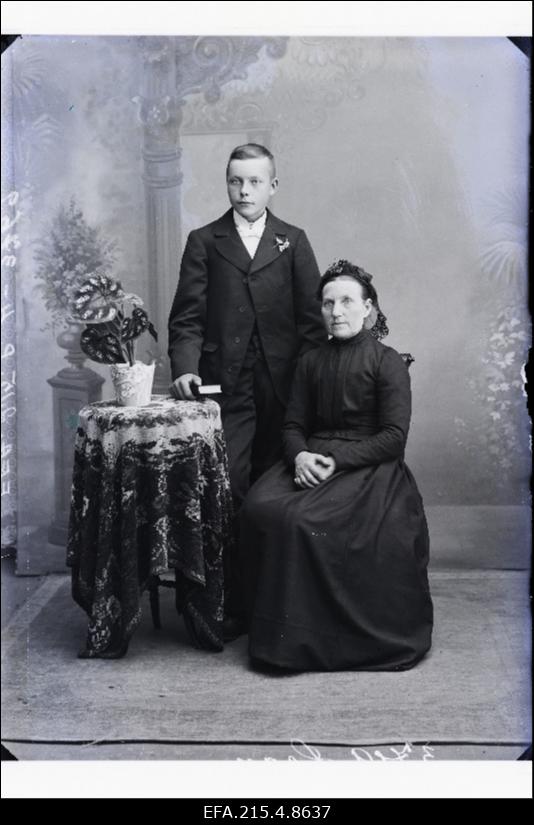 Vanaproua ja noormees, (foto tellija Laan).