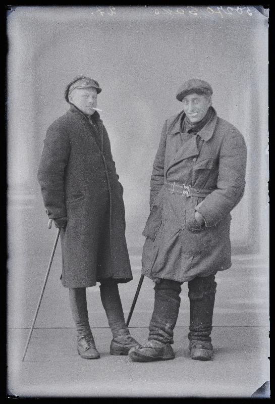 Kaks meest, (foto tellija Saks).