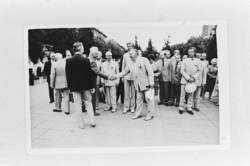 Eesti NSV XX üldlaulu- ja tantsupeo dirigendid ning vabariigi juhtivad töötajad Tallinna vabastajate monumendi juures Tõnismäel.