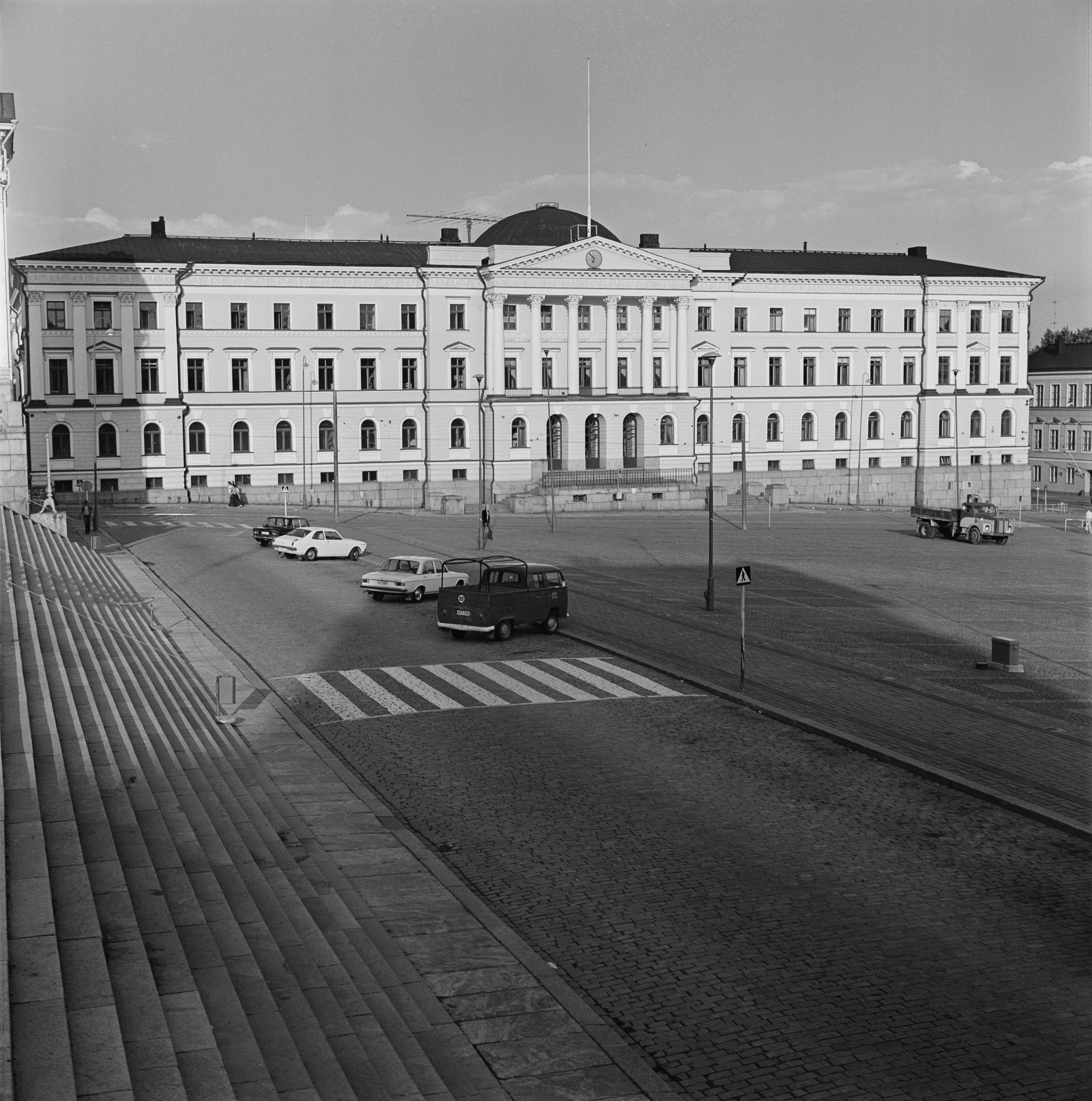 Valtioneuvoston linna (Snellmaninkatu 1) Tuomiokirkon portailta nähtynä