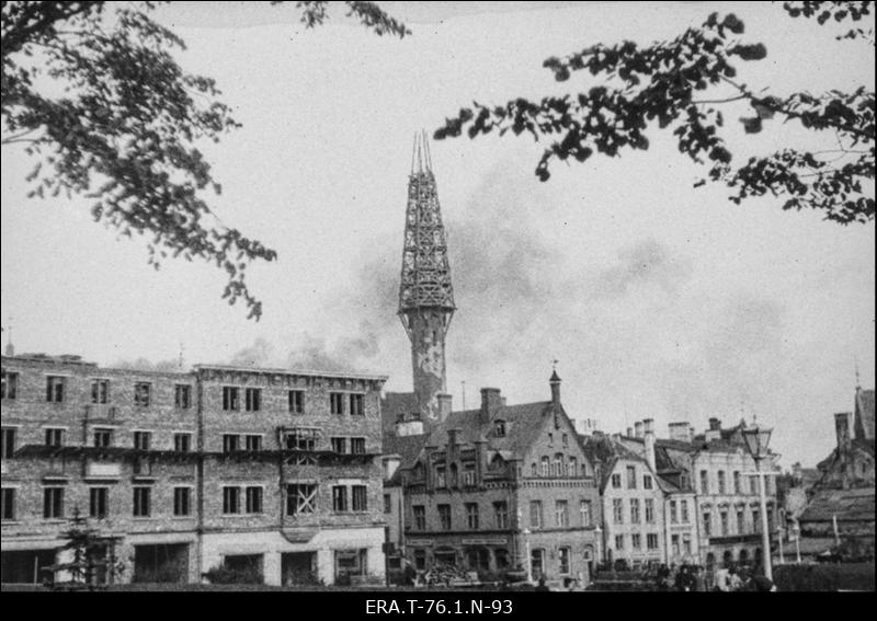 Tallinna Raekoda. Tornikiivri ehitus, masti paigaldamine. Vaade Harju tänava haljasalalt
