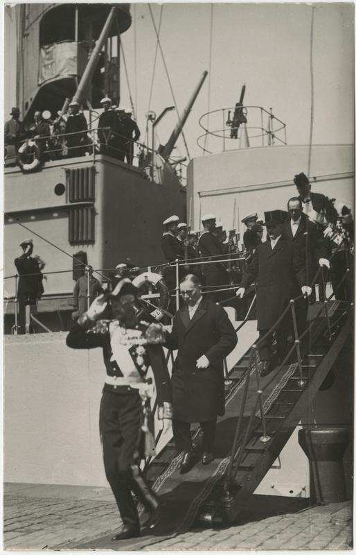 Rootsi kuningas Gustav V visiidil Eestis 27.-29.06.1929, kuningas astumas soomusristlejalt "Sverige" sadamasillale