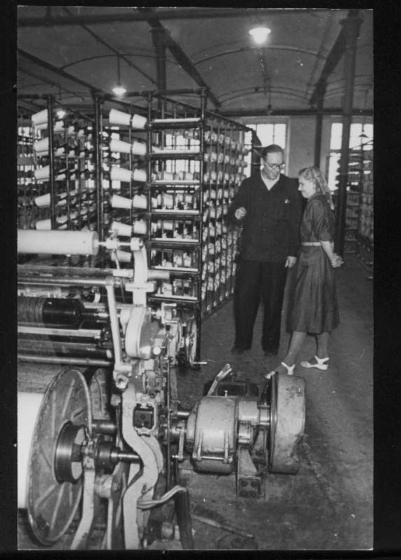 Kreenholmi Manufaktuuri Vana Kudumisvabriku ratsionaliseerija M. Laitinen vestleb töölise T. Golubevaga.