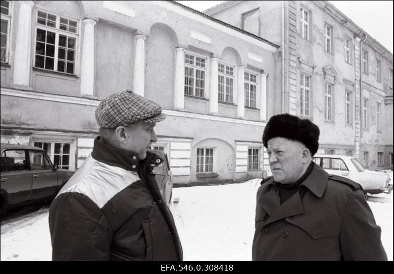 Haapsalu KEK.Paremal Haapsalu KEK-i juhataja Armin Niinemets, tagaplaanil Uuemõisa (Neuenhof) mõisahoone.